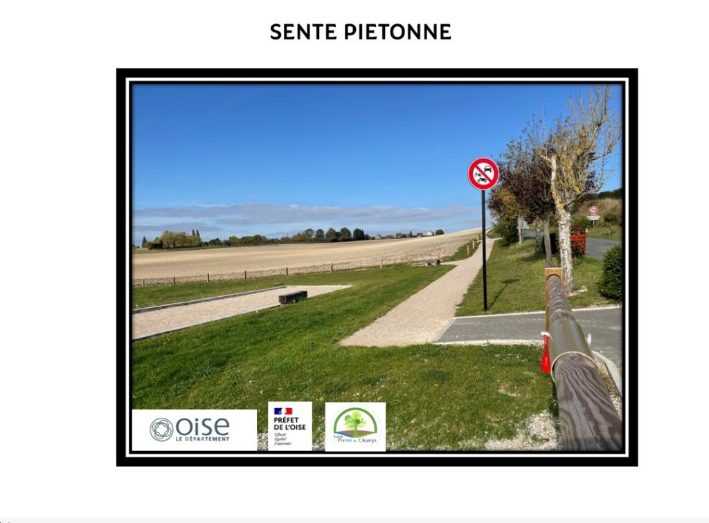 Sente pietonne de la commune La sente piétonne aménagée dans la commune, bordée de champs, avec le panneau interdisant les véhicules à moteur